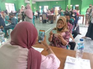 Penyaluran BLT bagi warga di Kalurahan Sendangtirto