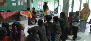 PENGENALAN BAJU ADAT JAWA DI TPA TERATAI TAMPUNGAN