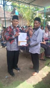 LUKADESI, Amir Junawan Serahkan Kutipan Akta Kematian Alm. Yatno Sukarto